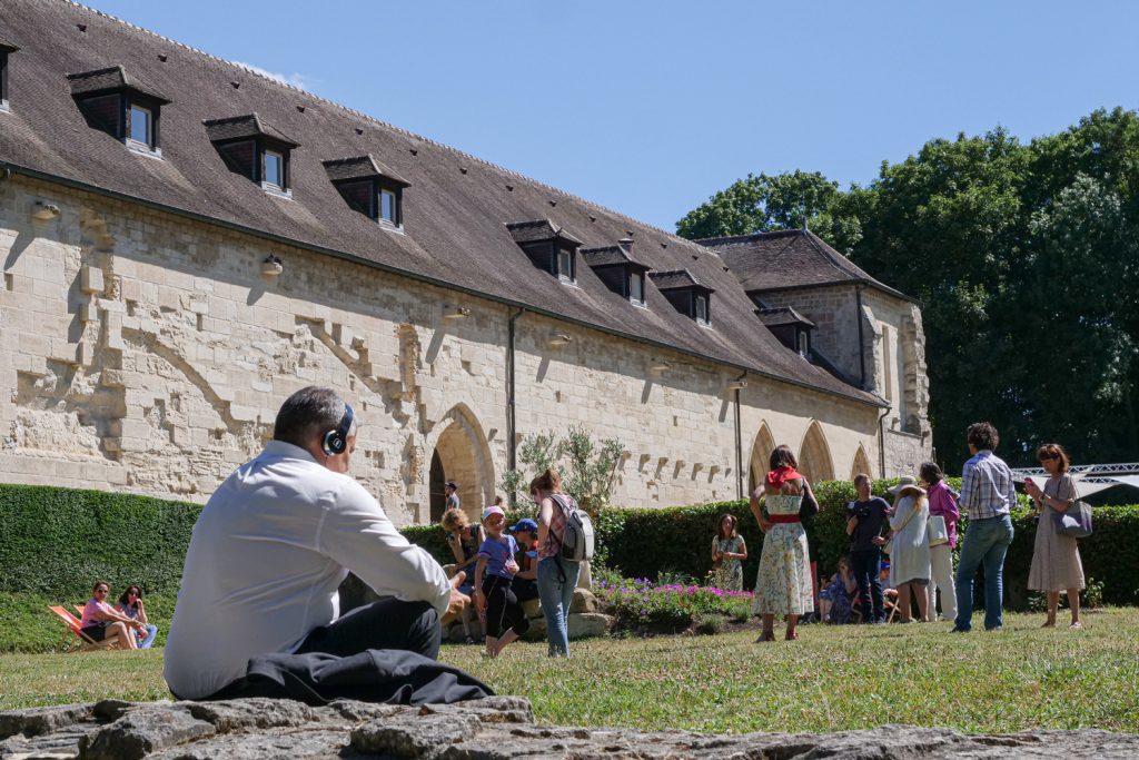 AVA Table interactive