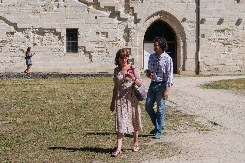 AVA Table interactive